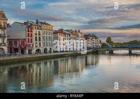 Quai Augustin Chaho und Nive. Bayonne Stadt. Bayona. Cambados. Atlantische Pyrenäen. Aquitania Region. Labort (lapurdi). Baskenland. Frankreich Stockfoto