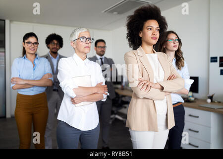 Gruppe der nicht erfolgreichen Geschäftsleuten und schlecht verwalteten Unternehmen führt zu Unzufriedenheit Stockfoto