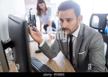 Gruppe der nicht erfolgreichen Geschäftsleuten und schlecht verwalteten Unternehmen führt zu Unzufriedenheit Stockfoto