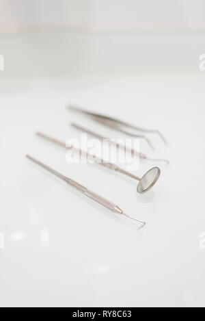 Hohe Betrachtungswinkel der zahnmedizinischen Ausrüstung auf weißen Tisch in der Medizinischen Klinik Stockfoto