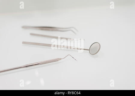 Nahaufnahme der zahnmedizinischen Ausrüstung auf weißen Tisch in der Medizinischen Klinik Stockfoto