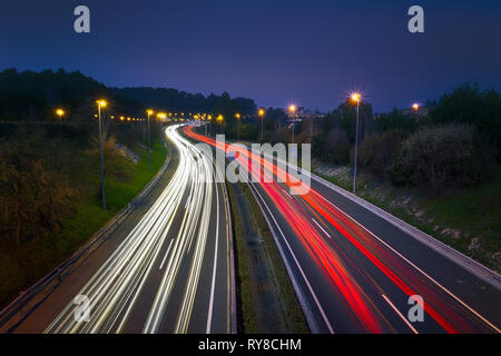 Auto Licht Wanderwege in der Nacht in Berango Stockfoto