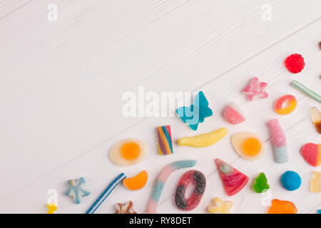 Leckere bunte Bonbons auf weißem Hintergrund. Stockfoto