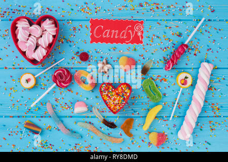 Süße Hintergrund mit Lutscher, Bonbons und Marshmallows. Stockfoto