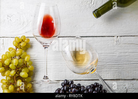 Bild von oben der Weingläser, schwarze und grüne Trauben, Flasche Stockfoto