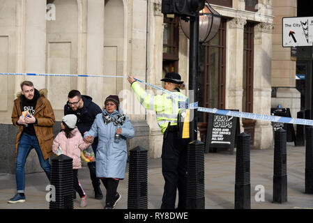 Verdächtige Auto außerhalb von New Scotland Yard, London, UK verursacht, die Polizei zu Lockdown und evakuieren Bereich Stockfoto