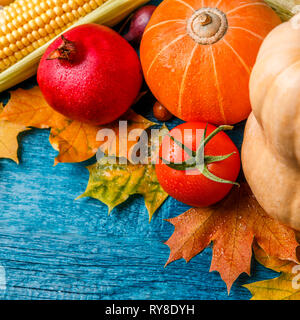 Blau Holztisch mit Herbstlaub,, Granatapfel, mit leeren Platz für Text Stockfoto