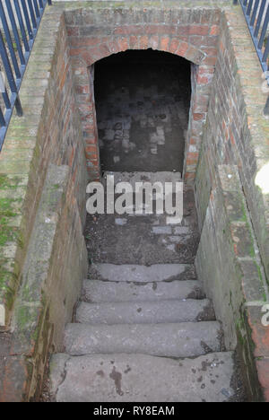 Eine alte Steintreppe nach unten in einen alten Keller führende Stockfoto