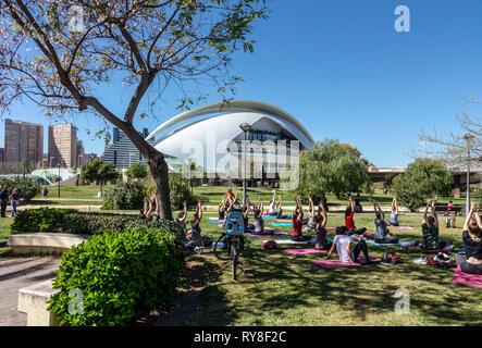 Spanien Valencia Turia Gärten, Menschen treffen sich im Park Valencia Spanien Yoga-Kurs außerhalb, Garten Yoga-Gruppe Valencia Turia Park Stockfoto