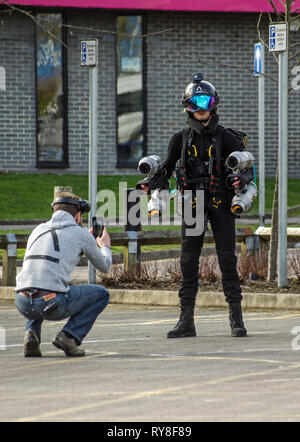 BASINGSTOKE, UK - 11. MÄRZ 2019: Gründer der Schwerkraft Branchen Richard Browning macht letzte Vorbereitungen vor dem Pilot Ryan Hopgood der demonstriert Stockfoto