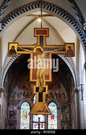 Christus gekreuzigt, geformten Malerei von Giotto, Santa Maria Novella Principal dominikanische Kirche in Florenz, Italien Stockfoto