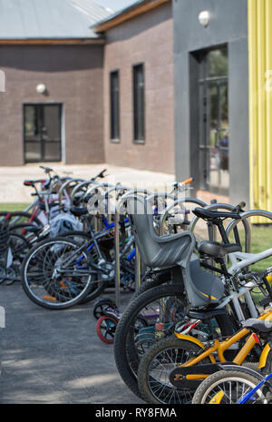 City Fahrrad Parken in der Nähe des modernen Gebäude Stockfoto