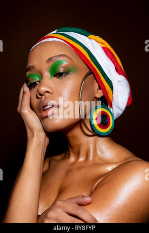 Afrikanische schottische Schönheit, Mode und Make-up. Studio Portrait. Stockfoto