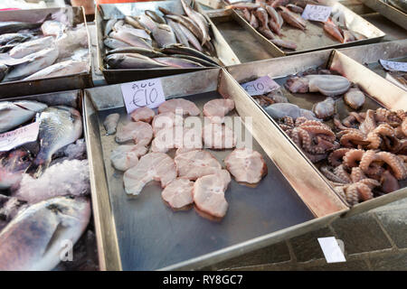 Auswahl der frisch gefangene Fische und Meeresfrüchte auf Marsaxlokk lokalen Markt auf Malta Insel. Maltesische Küche frische Zutaten. Stockfoto