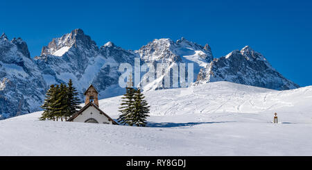 Col du Lautaret, Hautes-Alpes La Meije, Alpen, Frankreich: Panoramablick Winter Blick auf den Nationalpark Ecrins Gletscher mit La Chappelle-des Fusillés Stockfoto