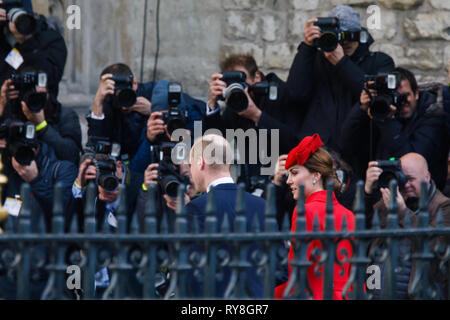 Seine königliche Hoheit Prinz William, Herzog von Cambridge und seine Frau, IHRE KÖNIGLICHE HOHEIT Catherine, Herzogin von Cambridge, von Fotografen belagert, wie sie an Westiminster Abbe ankommen Stockfoto