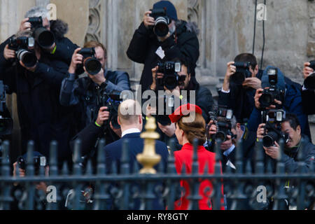 Seine königliche Hoheit Prinz William, Herzog von Cambridge und seine Frau, IHRE KÖNIGLICHE HOHEIT Catherine, Herzogin von Cambridge, von Fotografen belagert, wie sie an Westiminster Abbe ankommen Stockfoto