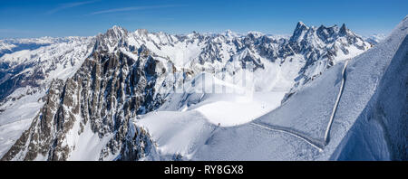 Mont-Blanc-Gruppe, Chamonix, Hautes-Savoie, Alpen, Frankreich: Winter Blick von der Aiguille du Midi in der Nähe des Vallee Blanche Ski Resort Stockfoto