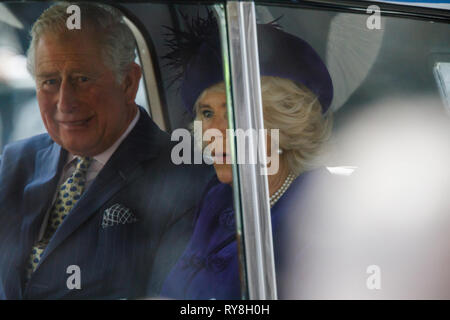 Prince Charles, Prinz von Wales, Herzog von Cornwall und seine Frau Camilla, Herzogin von Cornwall Lächeln an Gönner, wie sie die Westminster Abbey verlassen Stockfoto