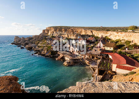 Touristische Popey Village auf Malta Insel. Schöne citycape und Meer im Süden Europas. Stockfoto