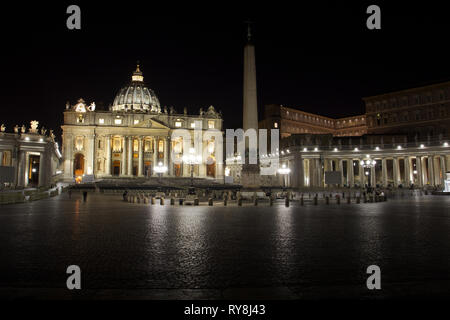 Blick auf St. Peter's Square bei Nacht - (Basilica di San Pietro) - Vatikanstadt - Rom Stockfoto