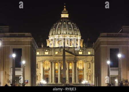 Vorderansicht der Hauptfassade von St. Peter Basilika bei Nacht von der Via della Conciliazione - (Basilica di San Pietro) - Vatikanstadt - Rom Stockfoto