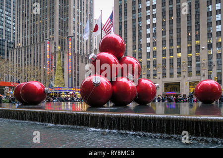 Riesige Weihnachtsverzierungen, reflektierenden Pool, 1251 Avenue of the Americas, New York City, USA Stockfoto