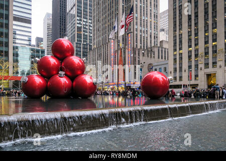 Riesige Weihnachtsverzierungen, reflektierenden Pool, 1251 Avenue of the Americas, New York City, USA Stockfoto