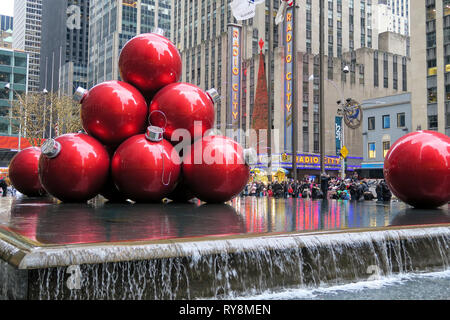 Riesige Weihnachtsverzierungen, reflektierenden Pool, 1251 Avenue of the Americas, New York City, USA Stockfoto