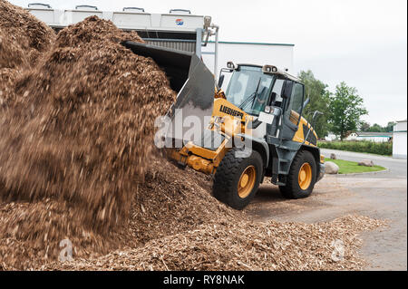 Bulldozer bewegen sah, Staub Stockfoto