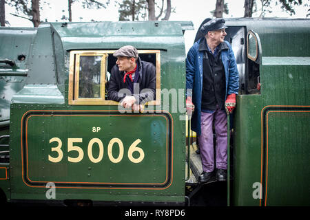 Treiber Ben Evason, Links, und sauberere Stephen Parker, rechts, onboard SR??? Handelsmarine??? Pacific Art.Nr. 35006??? Peninsular and Oriental SN Co??? Wie kommt sie bei Cheltenham Racecourse auf ein besonderes Erbe Dampf Express Service von Gloucestershire Warwickshire Steam Railway Station in Toddington, wo Rennen goers auf einen Zeitraum der Reise am ersten Tag des Festivals behandelt werden. Stockfoto