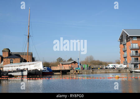 Lock Reparaturen und Baggerarbeiten im Becken von Gloucester Docks in Südengland Stockfoto