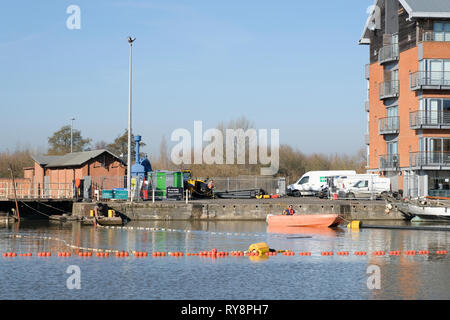 Lock Reparaturen und Baggerarbeiten im Becken von Gloucester Docks in Südengland Stockfoto