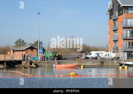 Lock Reparaturen und Baggerarbeiten im Becken von Gloucester Docks in Südengland Stockfoto