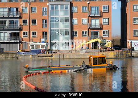 Lock Reparaturen und Baggerarbeiten im Becken von Gloucester Docks in Südengland Stockfoto