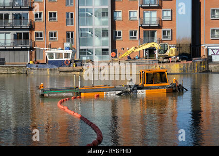 Lock Reparaturen und Baggerarbeiten im Becken von Gloucester Docks in Südengland Stockfoto