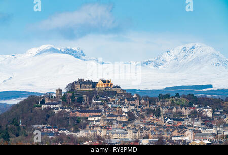 Blick auf die Burg Stirling und schneebedeckte Berge in Stirlingshire, Schottland, UK Stockfoto