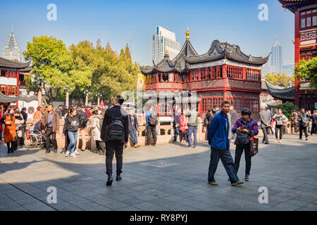 29. November 2018: Shanghai, China - Szene in der Altstadt, Einkaufsmöglichkeiten, eine große Sehenswürdigkeit. Stockfoto