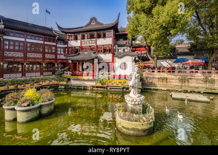 29. November 2018: Shanghai, China - See in der Yu Garten auf die Altstadt, die eine große Sehenswürdigkeit. Stockfoto