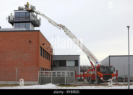 Salo, Finnland - 3. März 2019: Feuerwehrmann Betriebssystem Volvo FE fire truck Bronto Skylift F42 RLX Drehleiter Plattform in Salo, Finnland montiert. Stockfoto