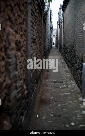 Mann in eine kleine Straße, Ping Yao, Shanxi. China Stockfoto