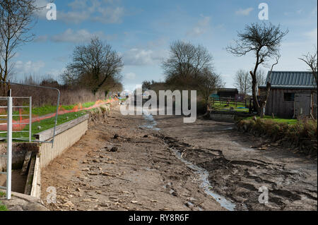 Einen durchlässigen Pound zwischen Schlösser 15 & 16 auf dem Kennet und Avon, Semington, Wiltshire, UK. Der Wiederaufbau des Schlosses 16 folgt große Fehler entdeckt. Stockfoto