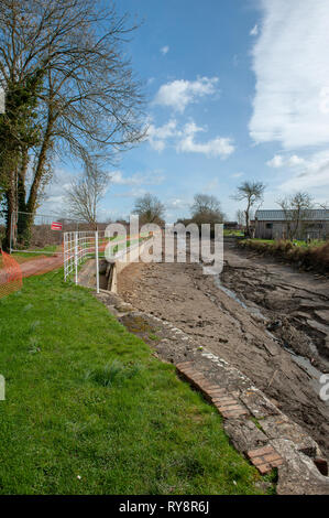 Einen durchlässigen Pound zwischen Schlösser 15 & 16 auf dem Kennet und Avon, Semington, Wiltshire, UK. Der Wiederaufbau des Schlosses 16 folgt große Fehler entdeckt. Stockfoto