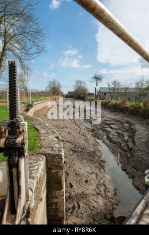 Einen durchlässigen Pound zwischen Schlösser 15 & 16 auf dem Kennet und Avon, Semington, Wiltshire, UK. Der Wiederaufbau des Schlosses 16 folgt große Fehler entdeckt. Stockfoto