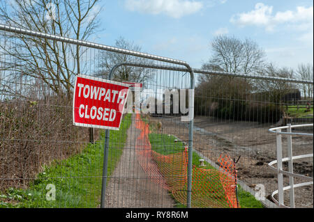 Einen durchlässigen Pound zwischen Schlösser 15 & 16 auf dem Kennet und Avon, Semington, Wiltshire, UK. Der Wiederaufbau des Schlosses 16 folgt große Fehler entdeckt. Stockfoto