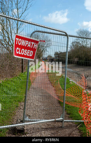 Einen durchlässigen Pound zwischen Schlösser 15 & 16 auf dem Kennet und Avon, Semington, Wiltshire, UK. Der Wiederaufbau des Schlosses 16 folgt große Fehler entdeckt. Stockfoto