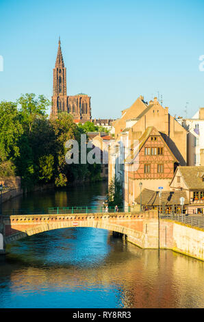 Altstadt Ponts Couverts Brücke über Ill und traditionellen elsässischen Fachwerkhaus mit Blick auf die Kathedrale Notre Dame in Straßburg, Frankreich Stockfoto