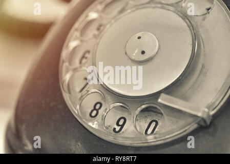 Close-up Retro schmutzig Telefon DFÜ-Platte mit verschwommenen Hintergrund Stockfoto