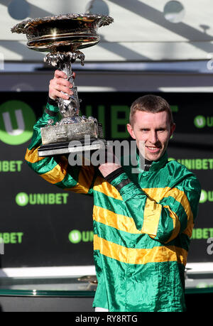 Jockey Mark Walsh feiert mit dem Unibet Champion Hurdle Challenge Trophy gewinnen, nachdem sie auf Espoir d'Allen während Meister Tag der 2019 Cheltenham Festival in Cheltenham Racecourse. Stockfoto