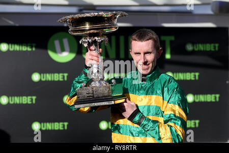 Jockey Mark Walsh feiert mit dem Unibet Champion Hurdle Challenge Trophy gewinnen, nachdem sie auf Espoir d'Allen während Meister Tag der 2019 Cheltenham Festival in Cheltenham Racecourse. Stockfoto